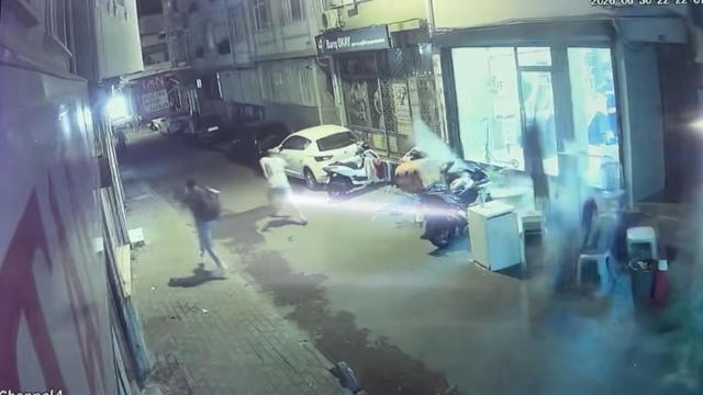 Fatih'te 4 Katlı Binanın Çatısı Kısmen Çöktü