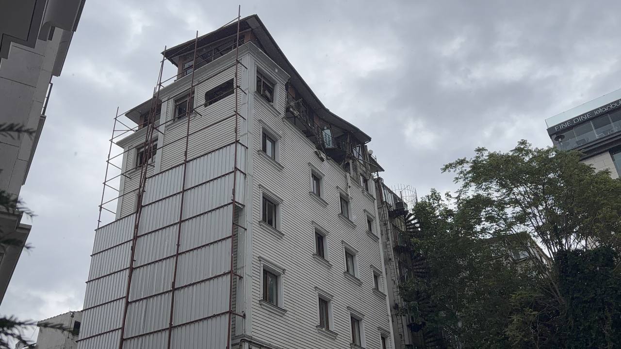 Fatih'te boşaltılan otelde çökme: Bölge trafiğe kapatıldı
