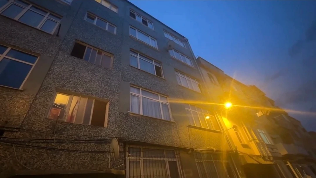 Fatih'te cam silerken apartman boşluğuna düşen kadın şüpheli ölüm dosyası oldu
