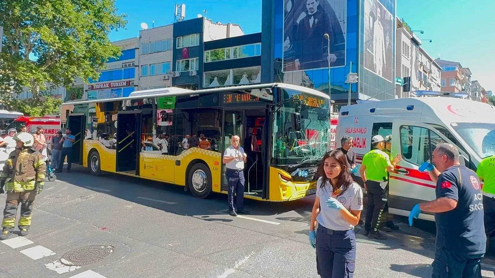 Fatih'te İETT otobüsü ambulansa çarptı: 5 yaralı