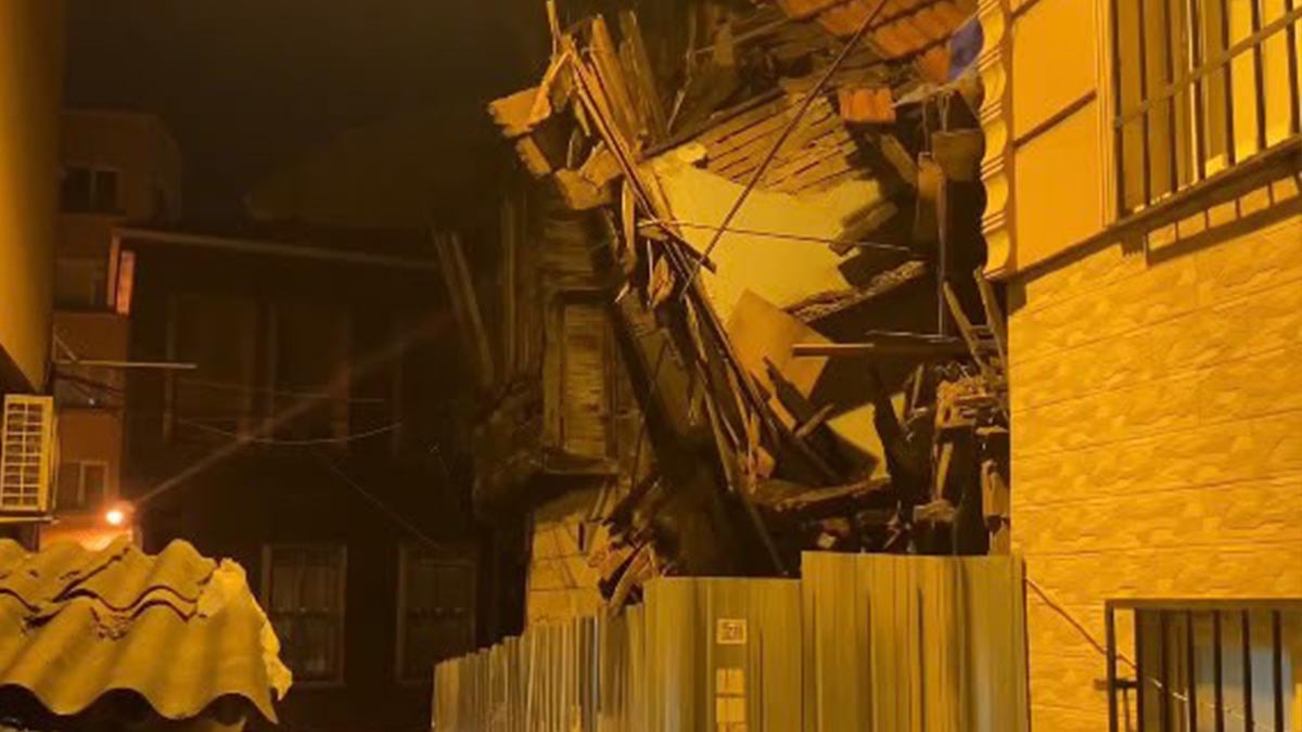Fatih'te Yağış Sonrası Metruk Bina Çöktü