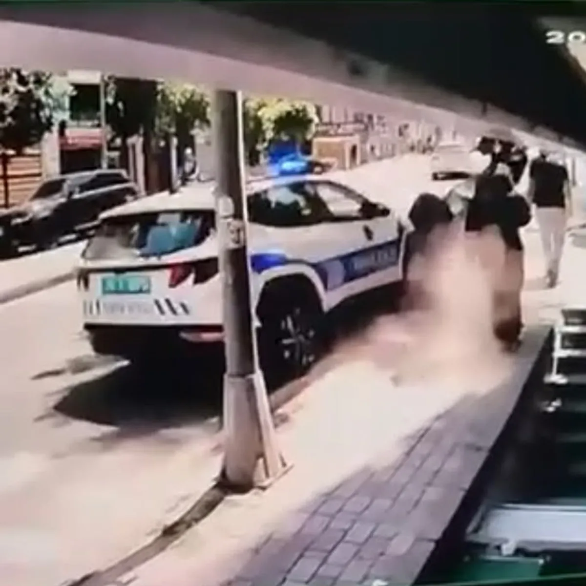 Fatih'te polis aracı motosiklete çarptı: 3 yaralı