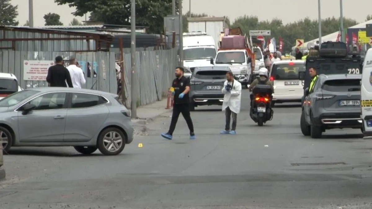 Fatih'te polise bıçaklı saldırı: Kaçmaya çalışan şüpheli bacağından vurularak yakalandı