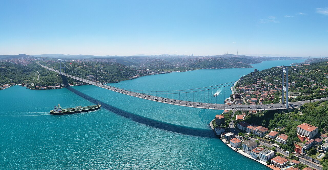 Fatih Sultan Mehmet Köprüsü Omurilik Felçlileri İçin Işıklandırıldı