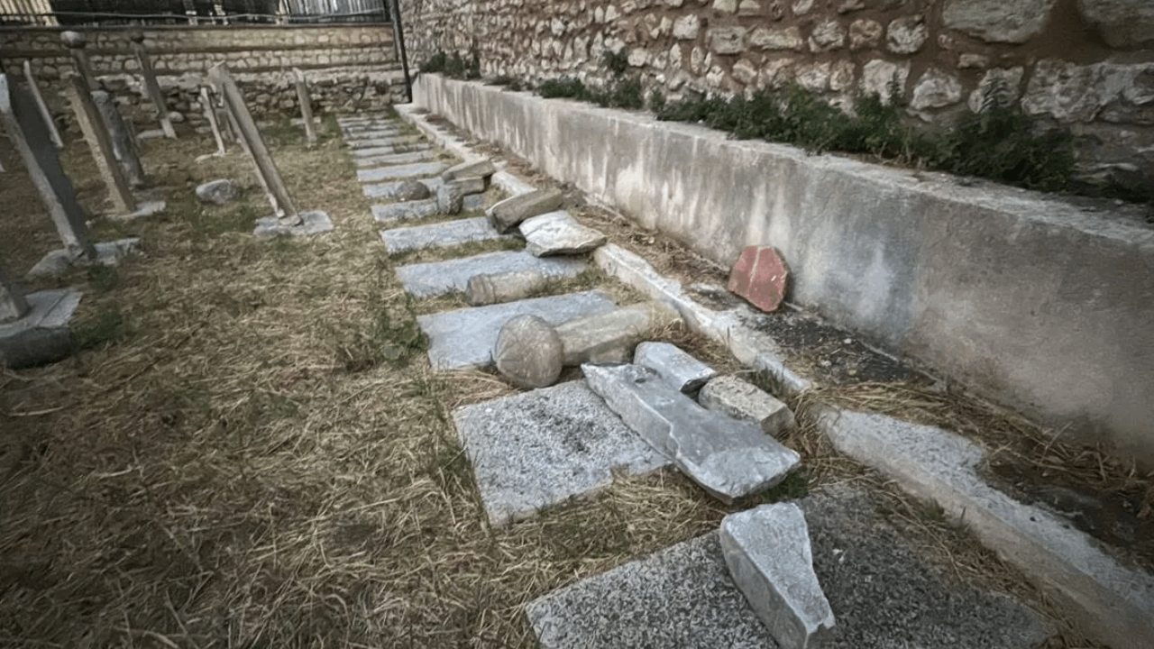 Fatih'te tarihi caminin mezar taşlarını kıran şüpheli yakalandı