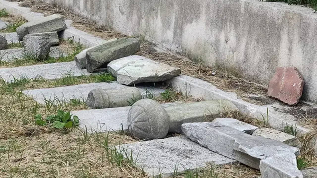 Fatih'te Tarihi Mezar Taşlarını Kıran Şüpheli Yakalandı
