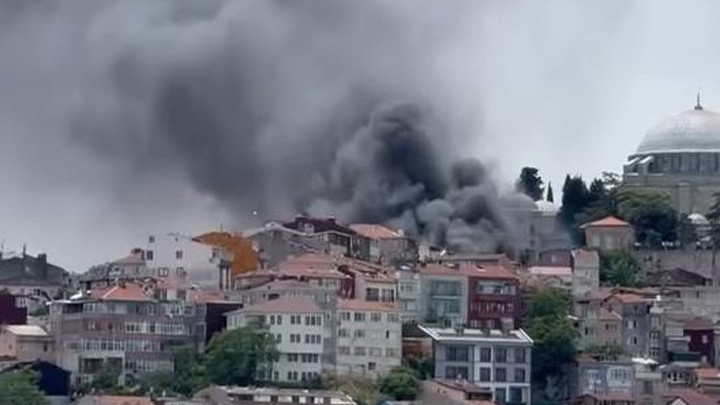Fatih'te 4 katlı binada yangın: Alevler araçlara sıçradı, İstanbul'dan görüldü