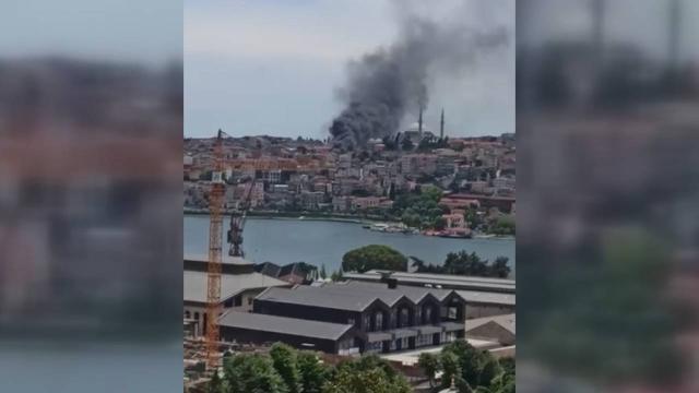 Fatih'te yangın araçlara sıçradı: 3 araç kullanılamaz hale geldi