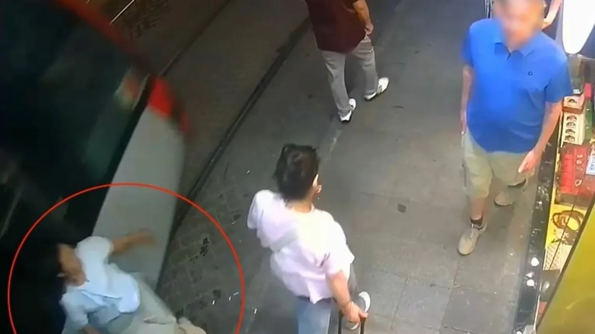 Fatih'te Tramvay Kazası: Yaya Kadın Yaralandı, Güvenlik Kamerasında