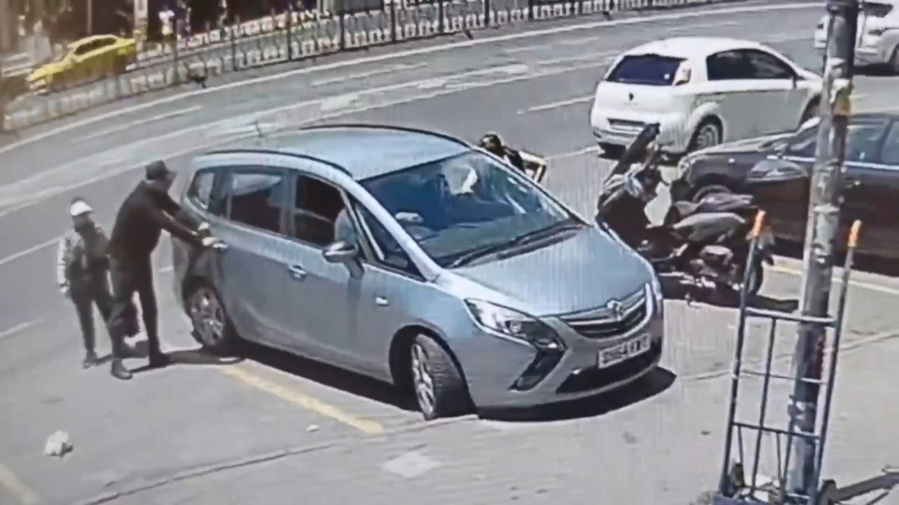 Fatih'te turistin çantasını çalıp içini alıp geri bıraktılar