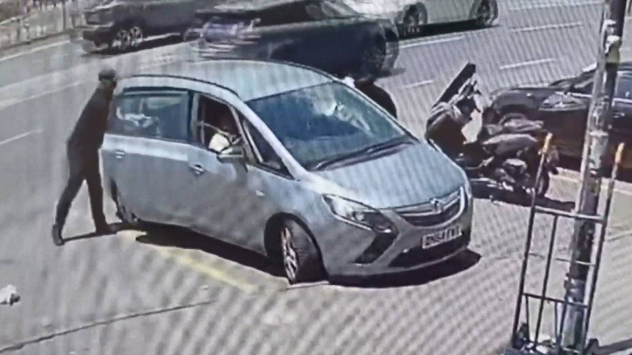 Fatih’te turistin çantası araçtan çalındı: Hırsız kamerada