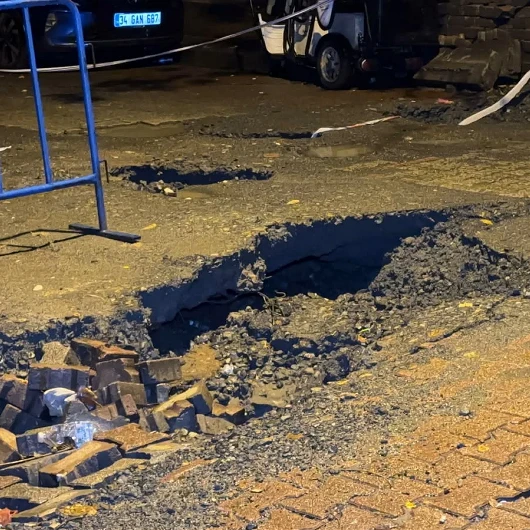 Fatih'te Yağmur Sonrası Yol Çöktü: Kamyon ve Otomobil Çukura Düştü