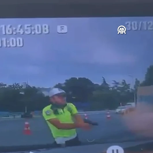 Fatih'te polise bıçaklı saldırı: Şüpheli ayağından vurularak yakalandı