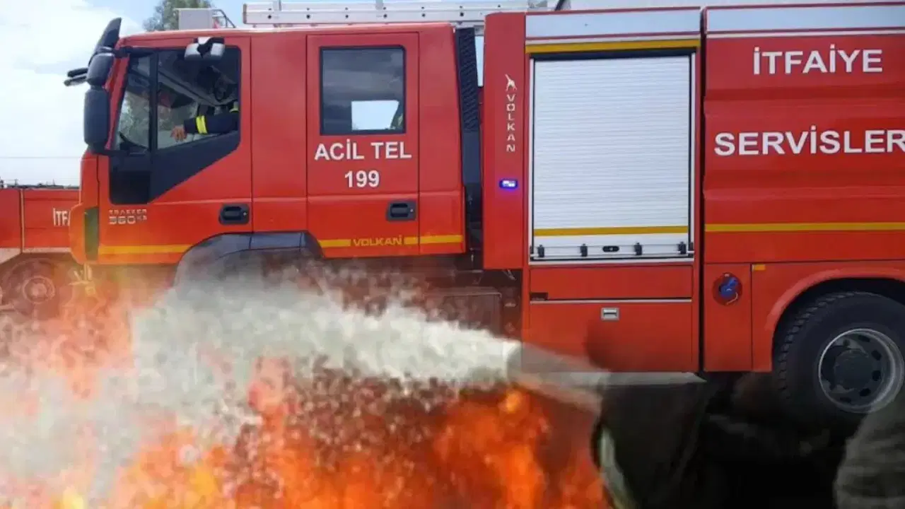 Fatih'te tarihi ahşap binada yangın itfaiye ekiplerince söndürüldü