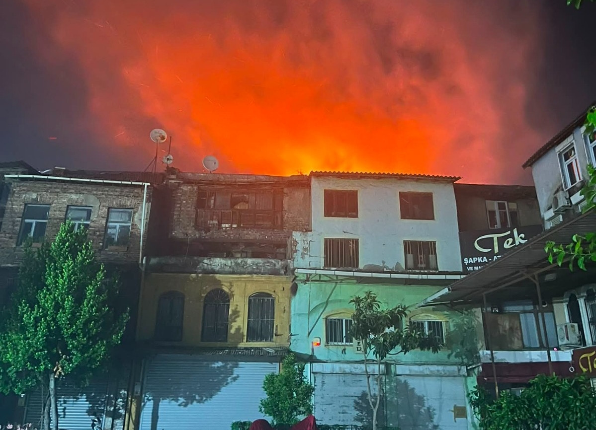 Fatih'teki Tarihi Büyük Valide Han'ın Çatısında Yangın Çıktı