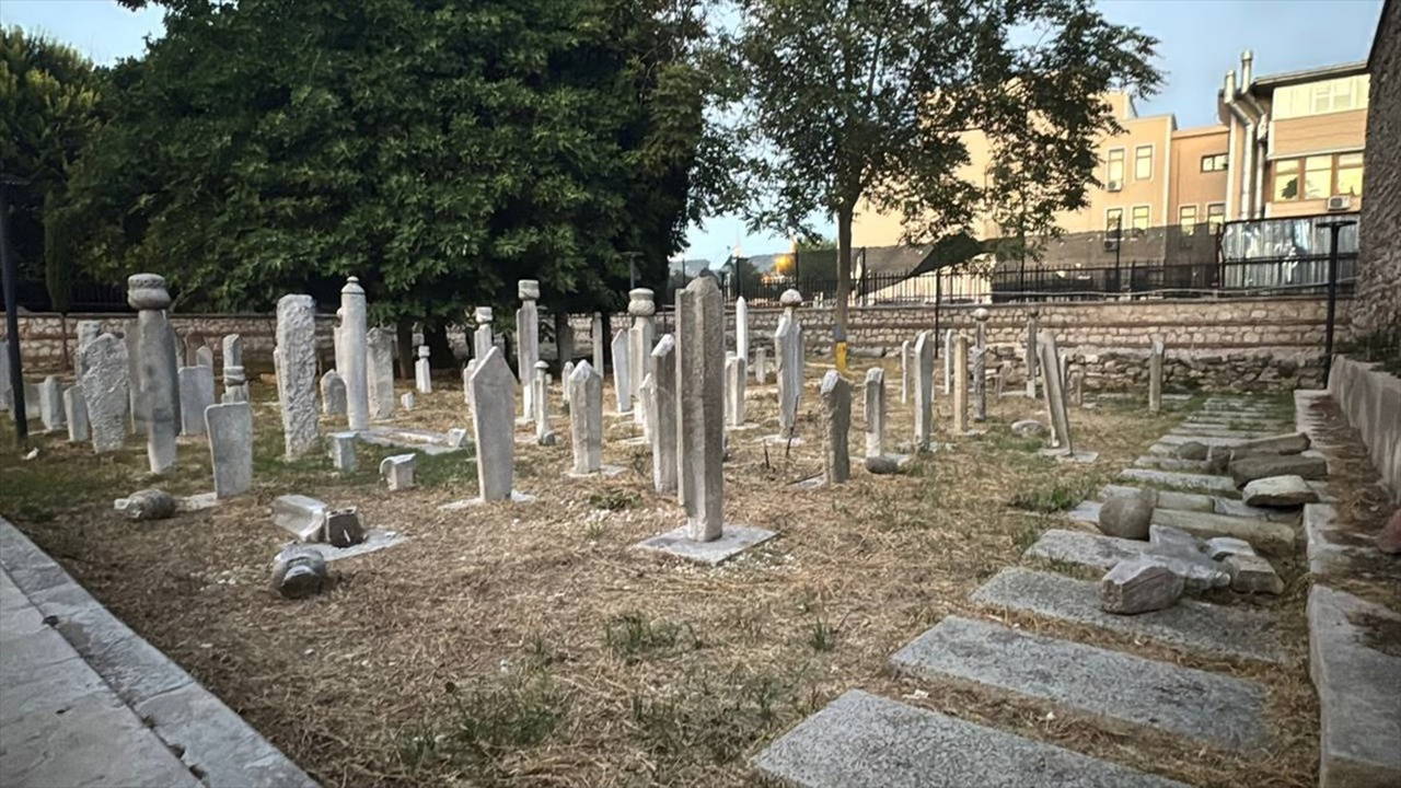 Fatih'teki Tarihi Hazirede Mezar Taşlarına Vandalizm