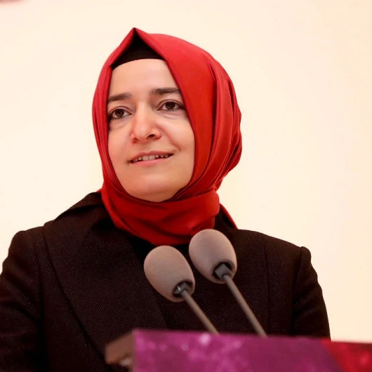 Fatma Betül Sayan Kaya İstifa Etti: Yolsuzluk İddiaları ve Siyasi Hesap Verebilirlik