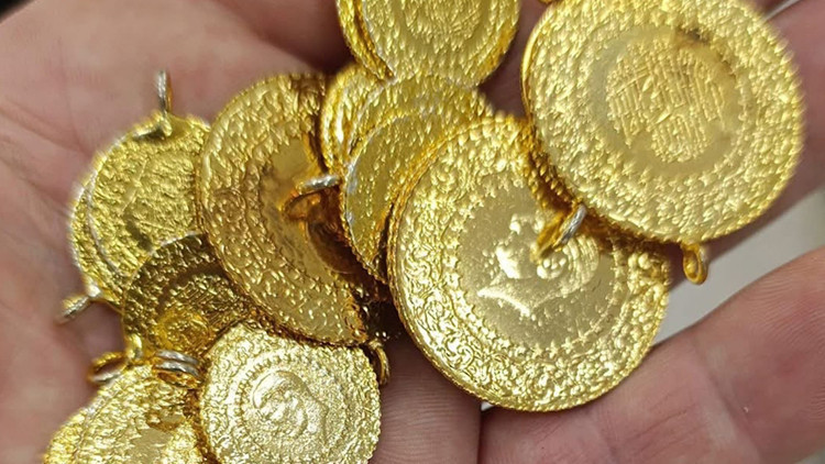 Fatsa'da bağışlanan giysilerde 23 altın ve 6 bin 500 lira çıktı, sahibine teslim edildi