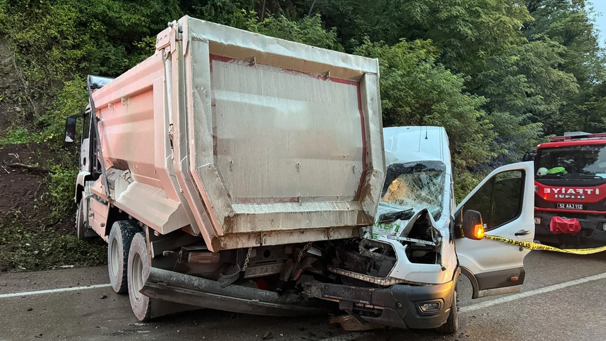Fatsa'da minibüs kamyona çarptı: 1 ölü, 18'i öğrenci 23 yaralı