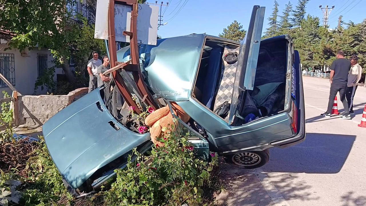 Feci kaza: Elektrik direğine çarpan otomobil ikiye ayrıldı, 2 yaralı