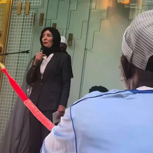 Feminist Vali Hochul'dan Başörtülü Poz, Sosyal Medyada Tartışma Yarattı