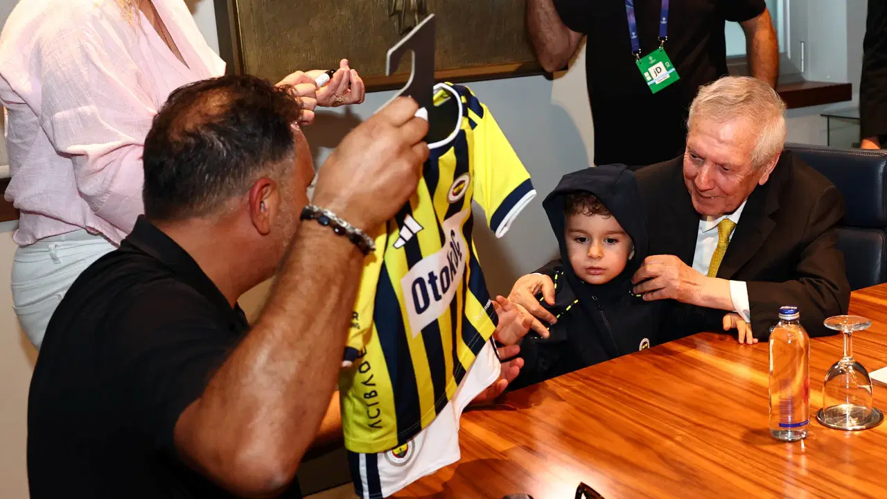 Fenerbahçe Başkanı Aziz Yıldırım, Minik Taraftar Göktuğ Alımcı'yı Ağırladı