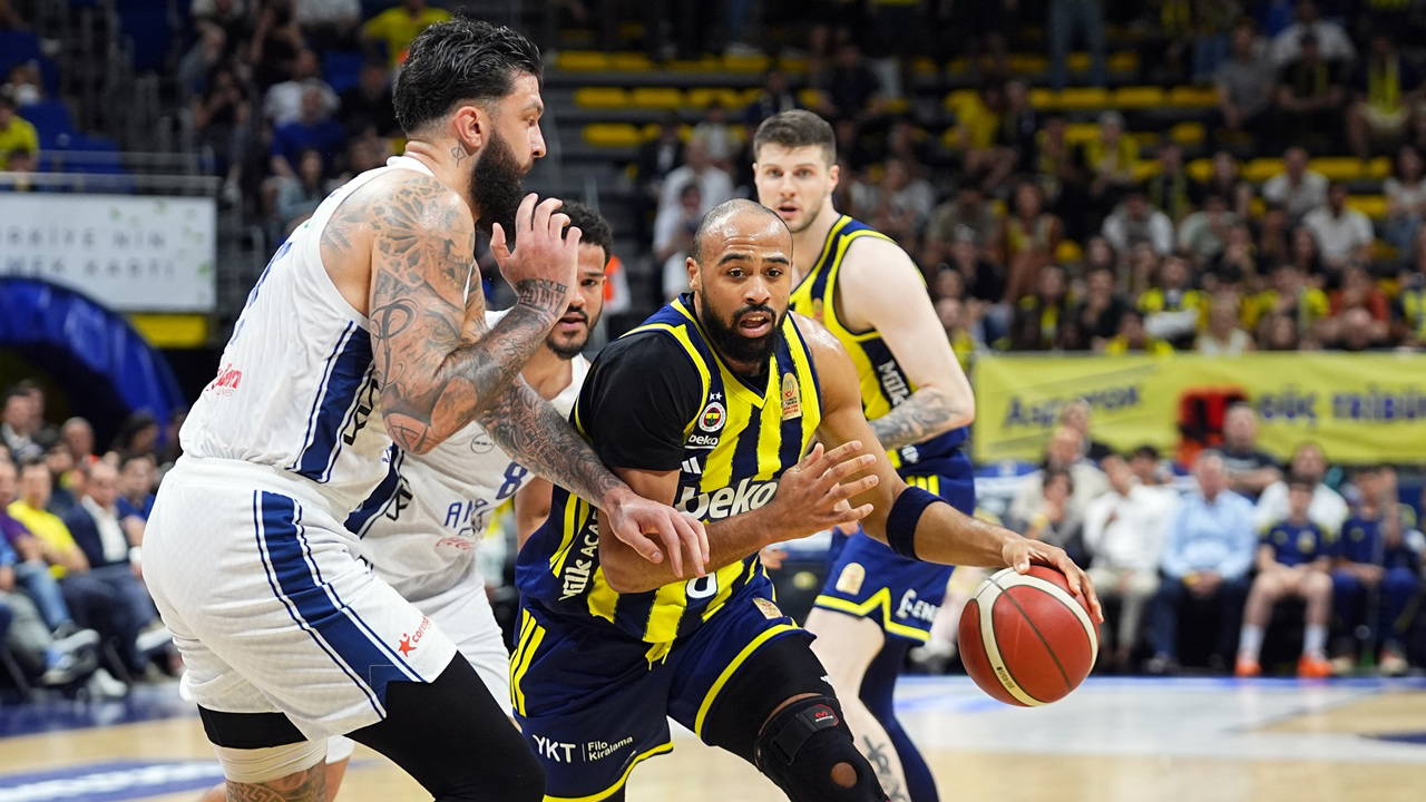 Fenerbahçe Beko, Efes karşısında inanılmaz geri dönüşle seride 1-0 öne geçti