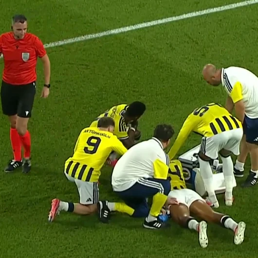 Fenerbahçe'de Şok Sakatlık! Yıldız İsim Maçı Tamamlayamadı