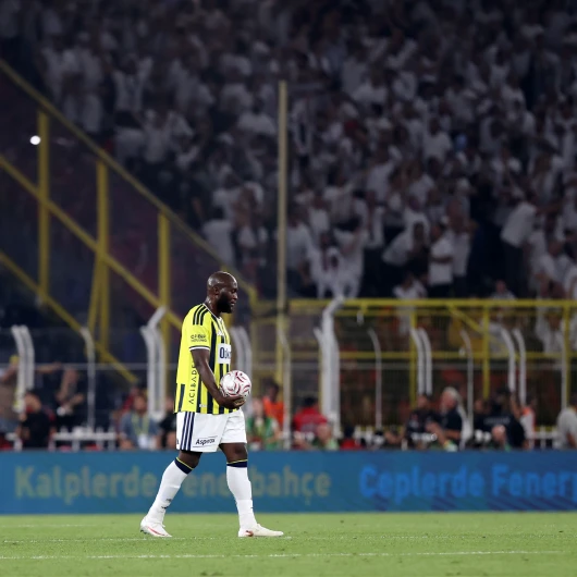 Fenerbahçe Derbide Beşiktaş'a Yenildi, Taraftarlar İsyan Etti