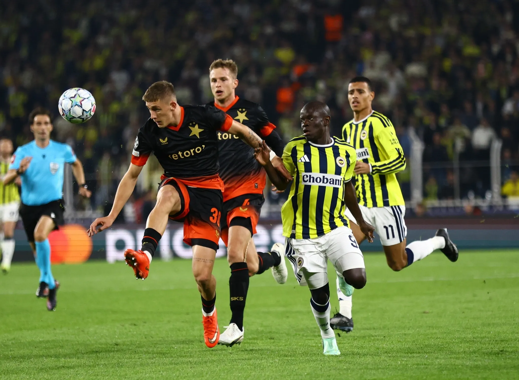 Fenerbahçe evinde Slavia Prag'a son anda teslim oldu: 2-2