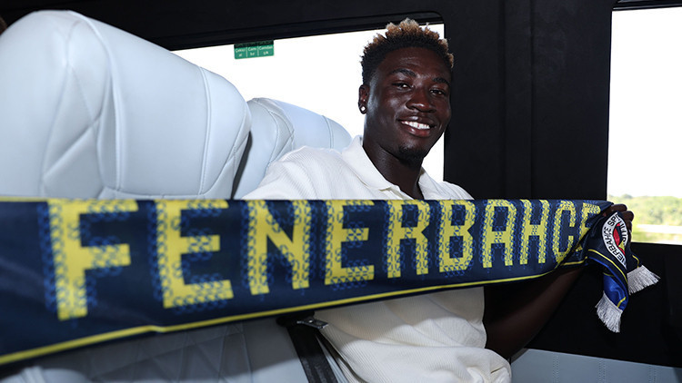 Fenerbahçe, Ganalı savunmacı Oppong'u resmen kadrosuna kattı