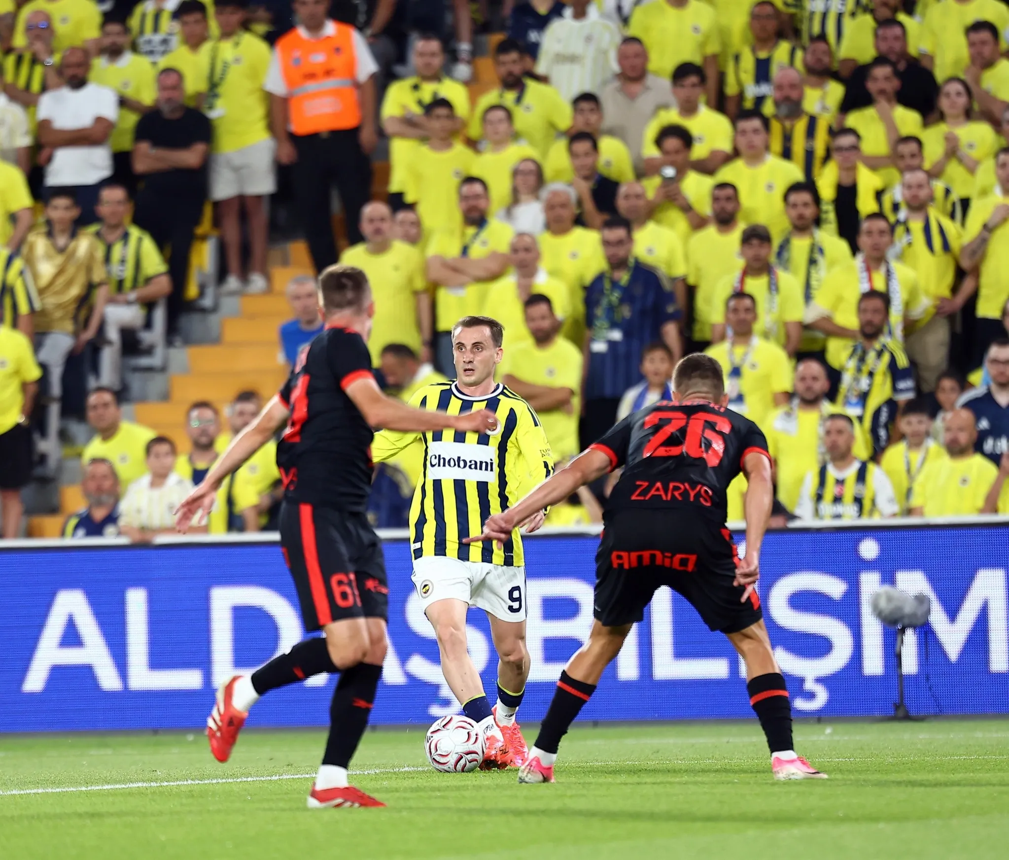 Fenerbahçe, Gornik Zabrze'yi 1-0 Yenerek Avantajı Kaptı