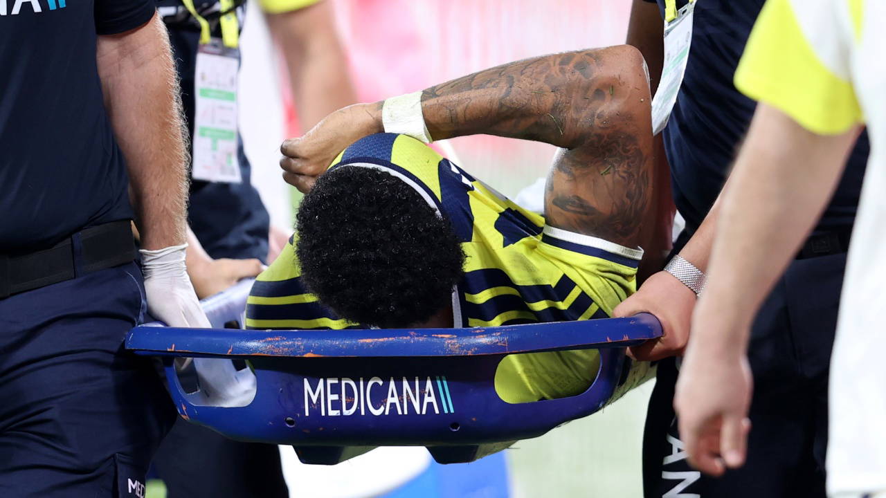 Fenerbahçe'de Jayden Oosterwolde Sakatlandı, Sturm Graz Maçını Tamamlayamadı