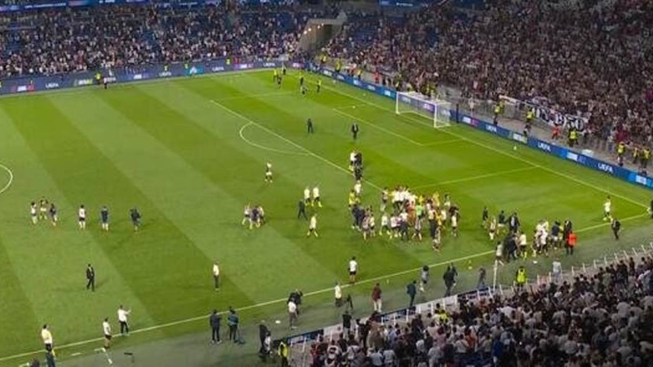 Fenerbahçe, Lyon'u Devirdi: Saha Karıştı