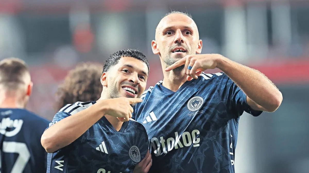 Fenerbahçe Lyon'da Oğuz Aydın ile Sahneye Çıktı