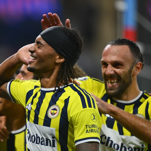 Fenerbahçe Lyon'u 2-1 Devirdi: 18 Yıl Sonra Devler Ligi'nde