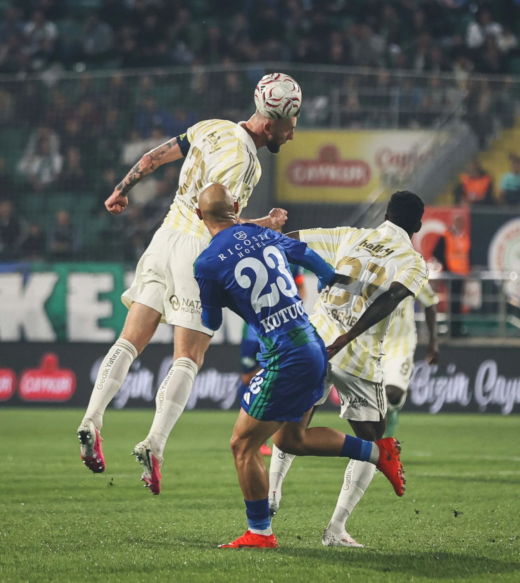 Fenerbahçe Rizespor deplasmanında 3 golle kazandı