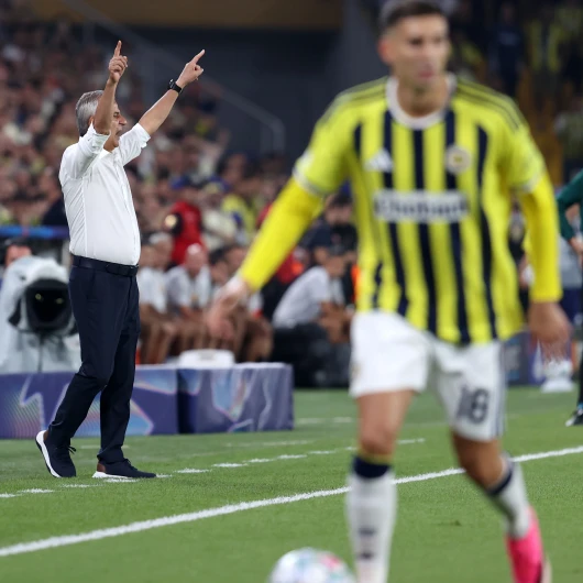 Fenerbahçe Roma Maçında Wesley'in Mert Müldür'e Sert Müdahalesi Kart Görmadı