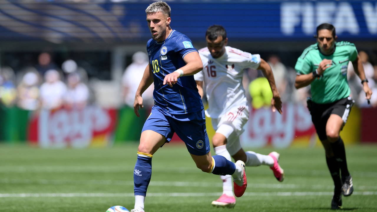 Fenerbahçe'de santrfor listesine Stuttgart'ın golcüsü Demirovic eklendi