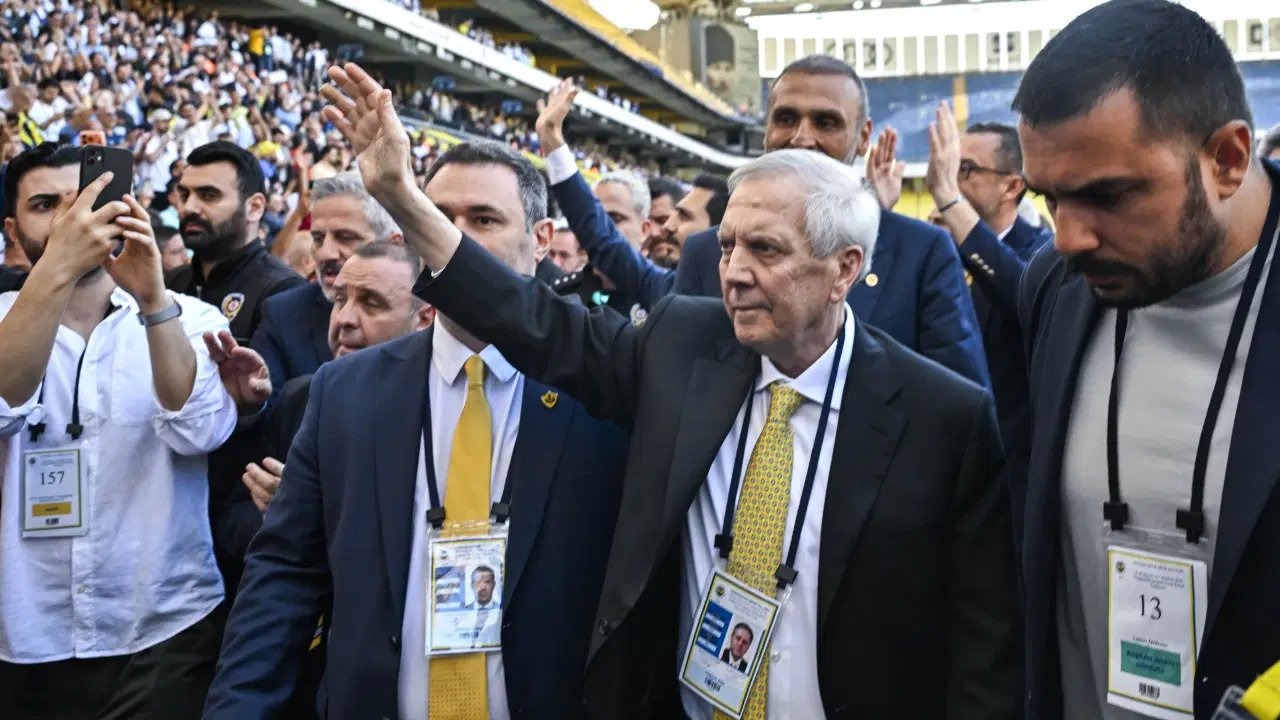 Fenerbahçe seçiminde Aziz Yıldırım destekçileri kutlama yapıyor