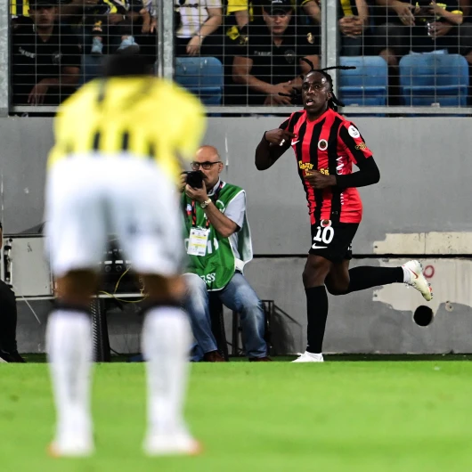 Fenerbahçe, Süper Lig'e 2-1'lik Gençlerbirliği Mağlubiyetiyle Başladı