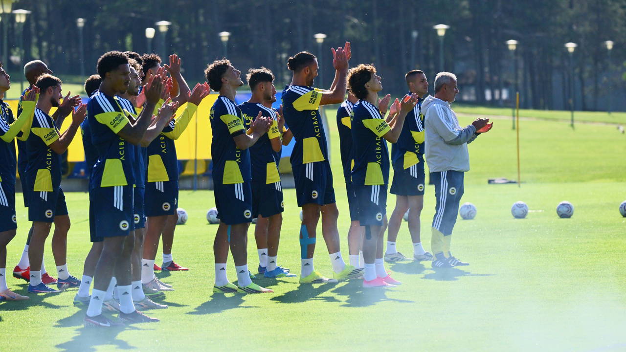 Fenerbahçe'de yeni sezon hazırlıkları taraftara açık idmanla sürüyor