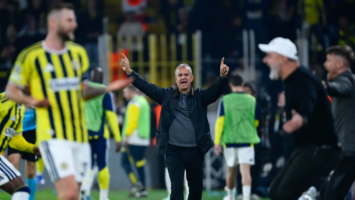 Fenerbahçe taraftarı İsmail Kartal'a istifa çağrısı yaptı