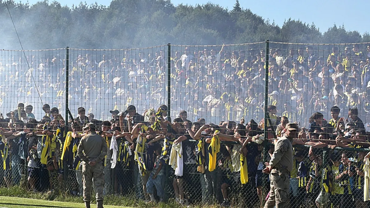 Fenerbahçe taraftarı önünde çalıştı