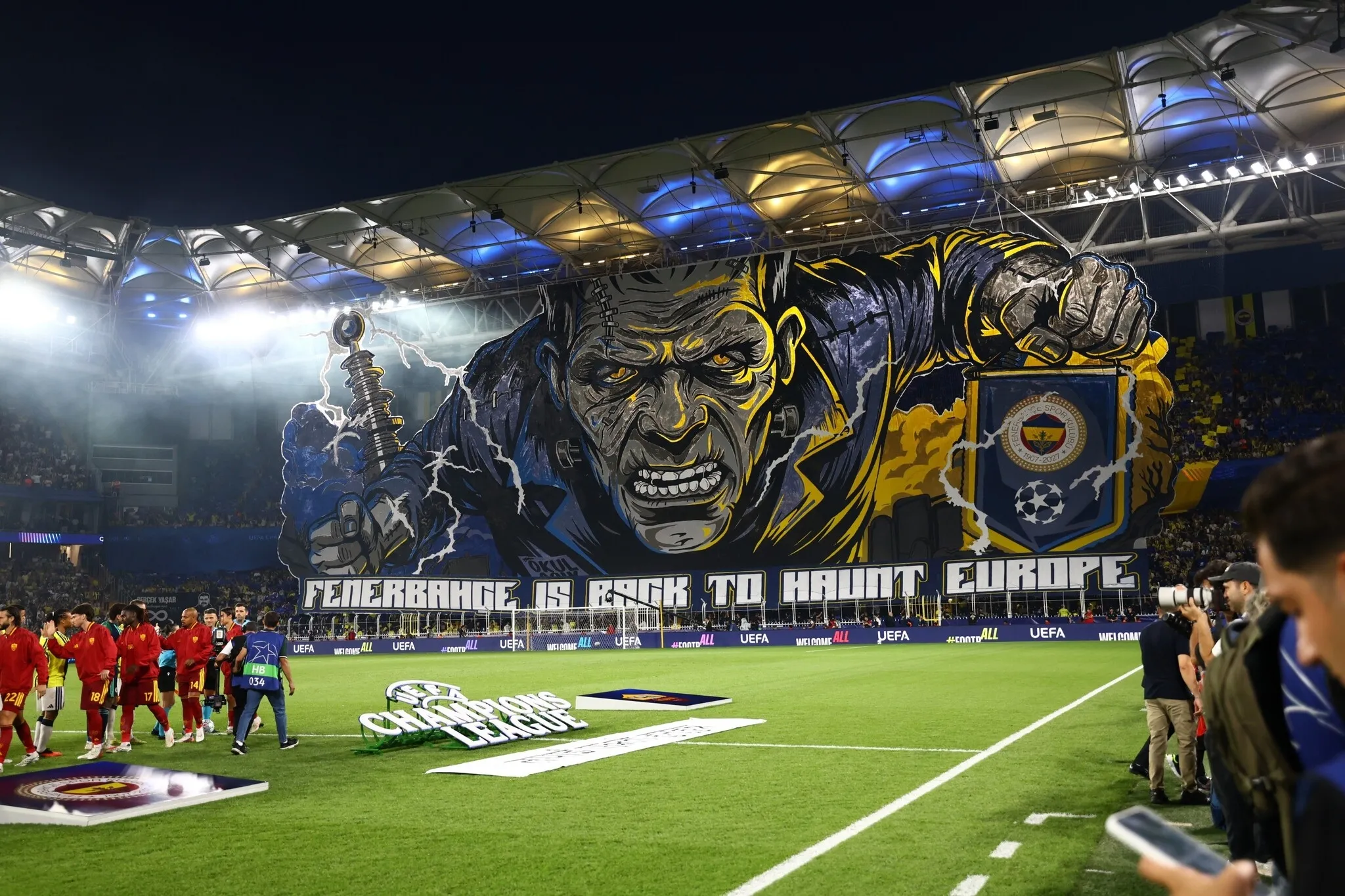 Fenerbahçe taraftarından Şampiyonlar Ligi'ne özel koreografi