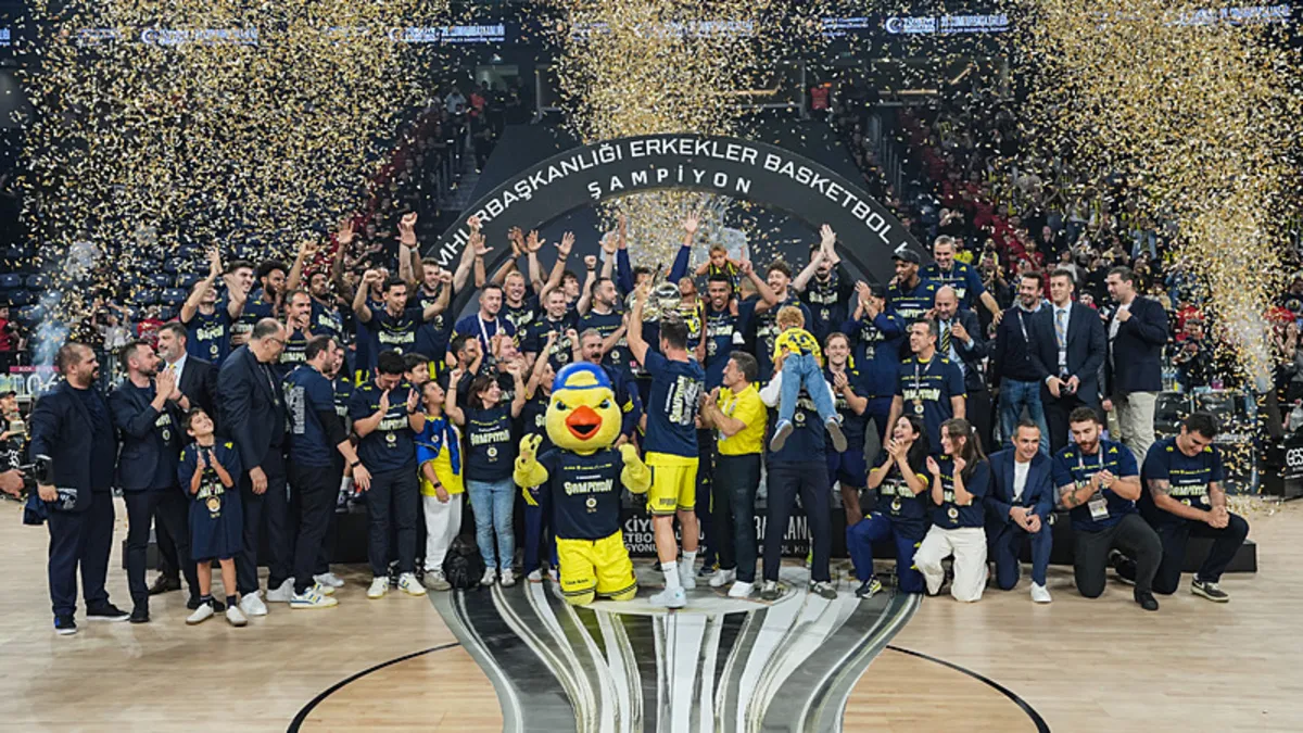 Fenerbahçe Tarfin, Cumhurbaşkanlığı Kupası'nı müzesine götürdü