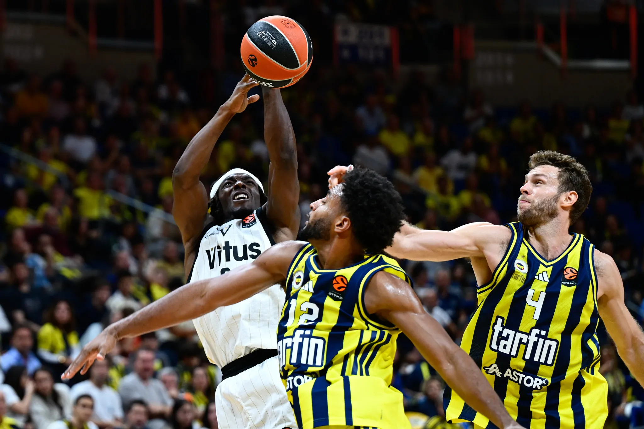 Fenerbahçe Tarfin, EuroLeague'de Virtus Bologna'yı 78-68 Mağlup Etti