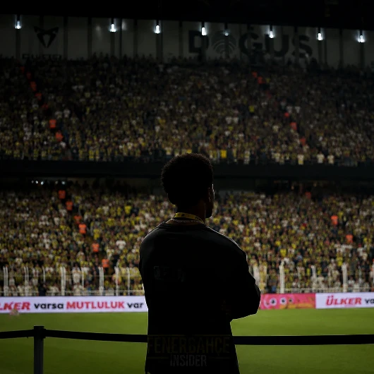 Fenerbahçe'nin Yıldızı Gözyaşlarını Tutamadı: Kadıköy'de Veda Sinyali