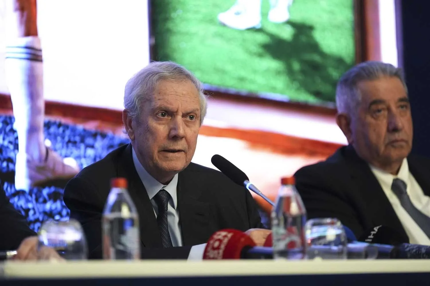 Fenerbahçe'de 7 istifa: Aziz Yıldırım'ın sağ kolu da bıraktı