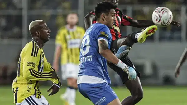 Fenerbahçe'nin Penaltı İtirazları Eski Hakemlerden Geçmedi